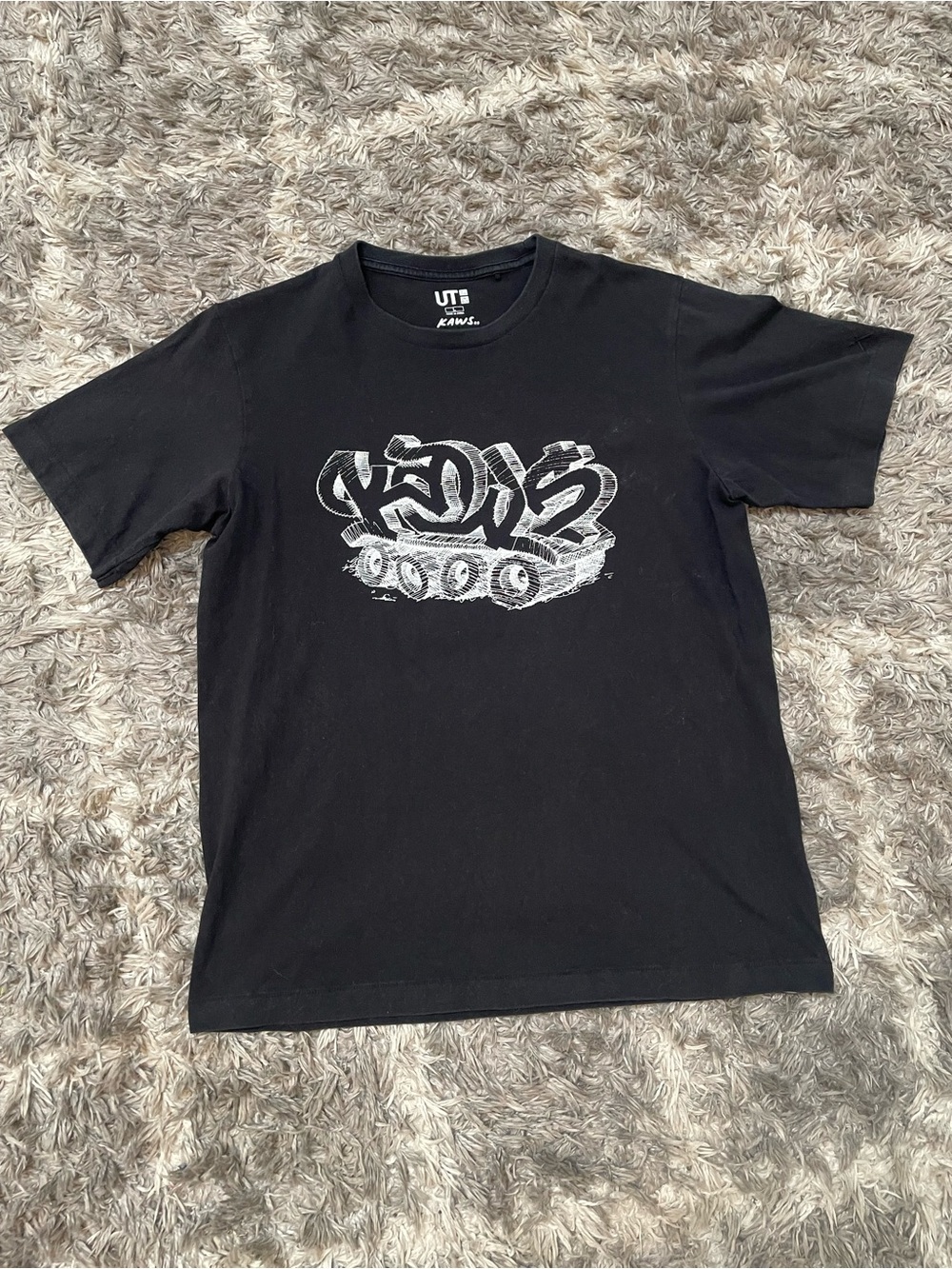 Uniqlo Kaws graphic Logo Tee Size L Black